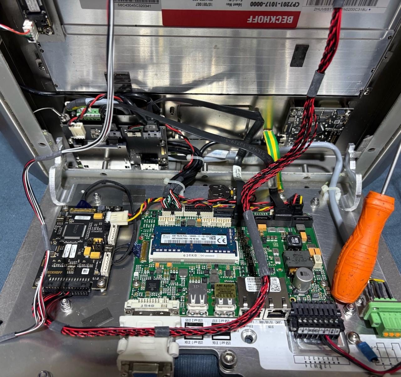 Técnico de Apex reparando un controlador industrial Beckhoff